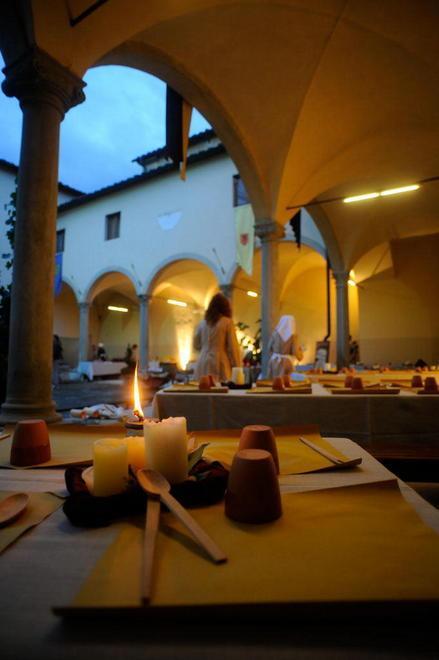 Libagioni sulla tavola imbandita nel chiostro dell’abbazia 