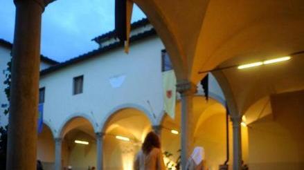 Libagioni sulla tavola imbandita nel chiostro dell’abbazia