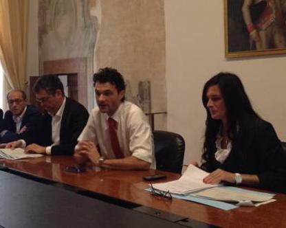 Nei conti del Comune meno celebrazioni e più soldi a scuola e sociale 