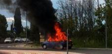 Si salvano appena in tempo dall’auto avvolta dalle fiamme 