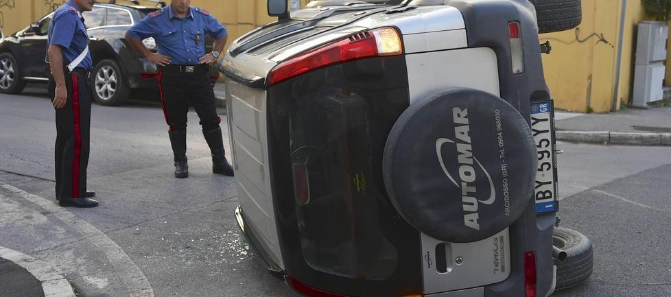 Scontro fra due auto, una si rovescia in mezzo alla strada 