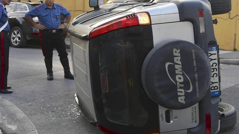 Scontro fra due auto, una si rovescia in mezzo alla strada