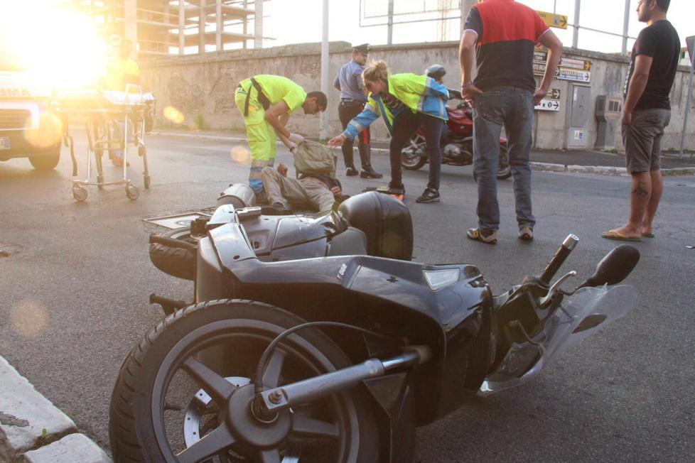 Pauroso scontro auto motorino in via della Cinta Esterna 