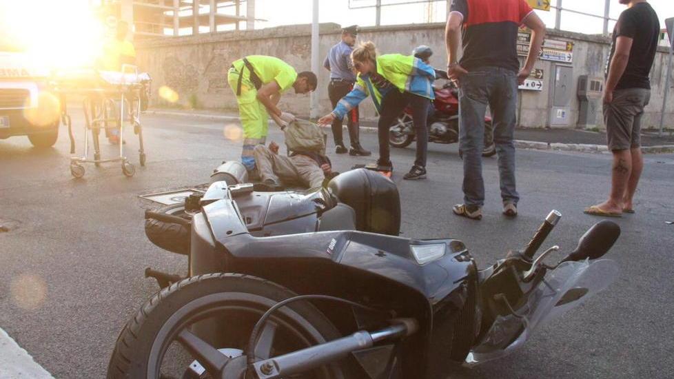 Pauroso scontro auto motorino in via della Cinta Esterna