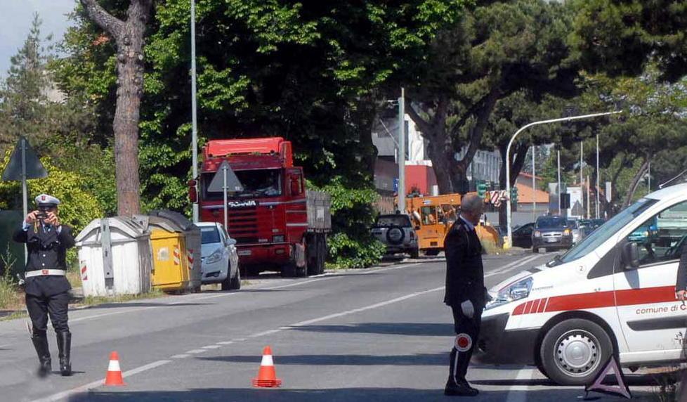 Trovato sulla strada gravemente ferito 