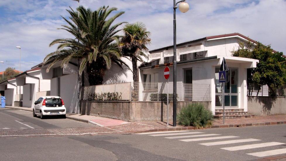 I genitori tinteggiano le aule