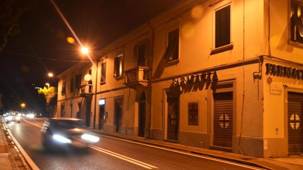 Rapinatore con la pistola in azione alla farmacia di Quercianella