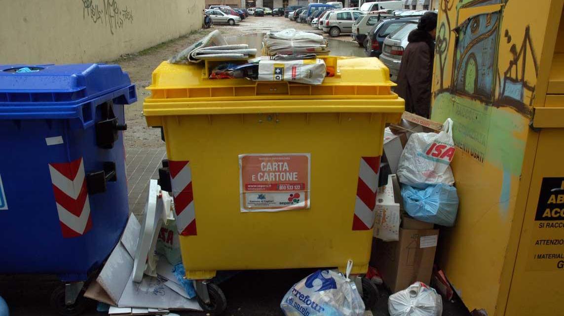 Pulisce la spiaggia di Piscinas e butta i rifiuti a Cagliari: ambientalista multata