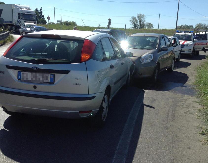 Procede contromano nella rotatoria, tre feriti