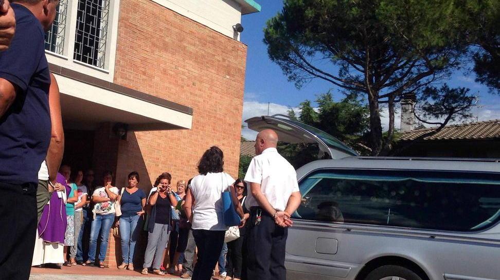 Preghiere e rose per Maria, uccisa in casa dal marito
