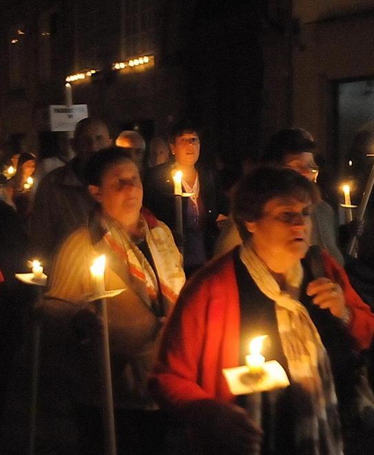 la preparazione alla processione di s. croce 