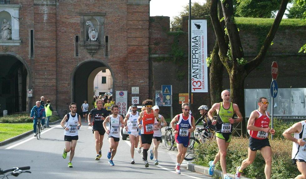 Di corsa all’alba sulle Mura anteprima della maratona 