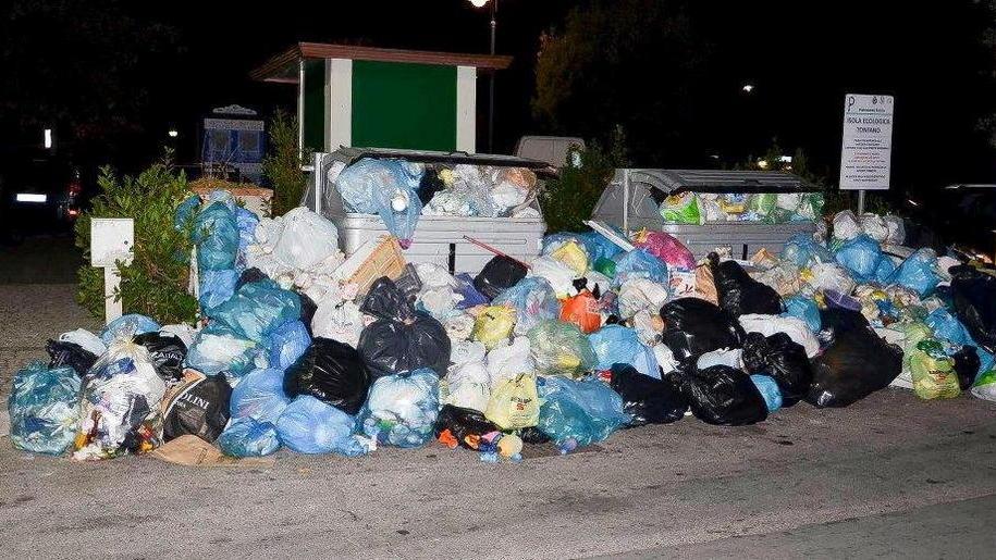 Pochi cassonetti a Tonfano questa è la conseguenza