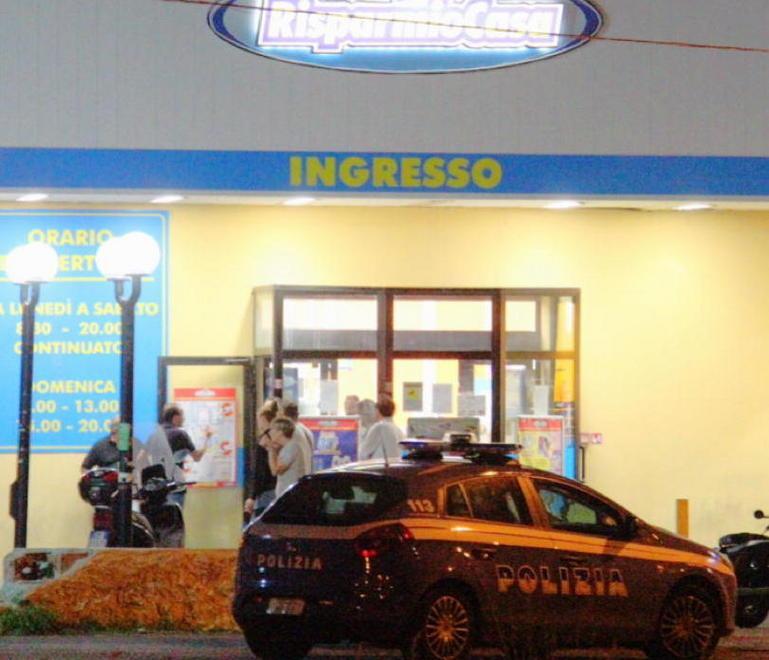 Pistola in pugno, rapina il market e fugge in scooter 