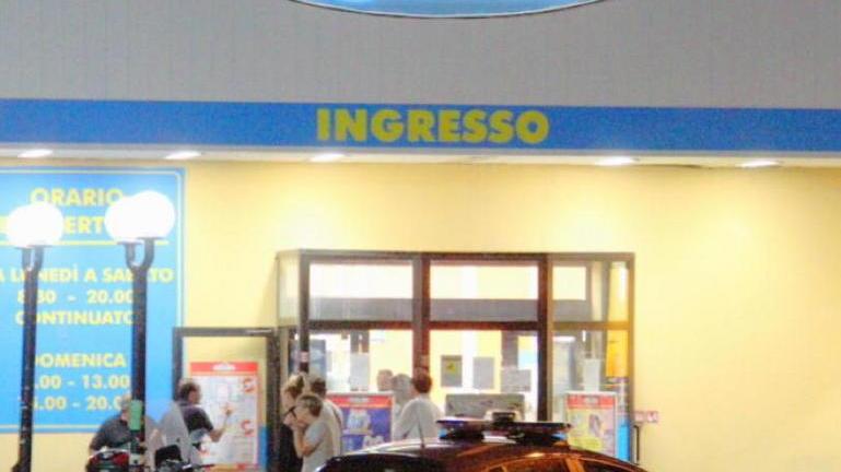 Pistola in pugno, rapina il market e fugge in scooter