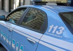 Sorpreso a rubare si barrica dentro l’auto: arrestato