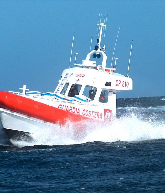Una barca a vela finisce sugli scogli per il forte vento