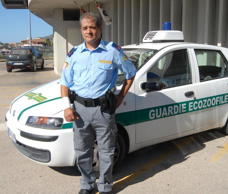 Aizza il cane contro la guardia zoofila 