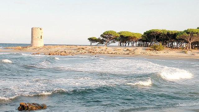 Santu Giuanne, acque limpide e sabbia grigia nel litorale di Posada
