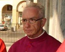 Il “Salvatempo” lo fa passare ma don Paolo torna indietro per pagare le orate: la sorpresa dei cassieri 