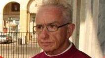 Il “Salvatempo” lo fa passare ma don Paolo torna indietro per pagare le orate: la sorpresa dei cassieri