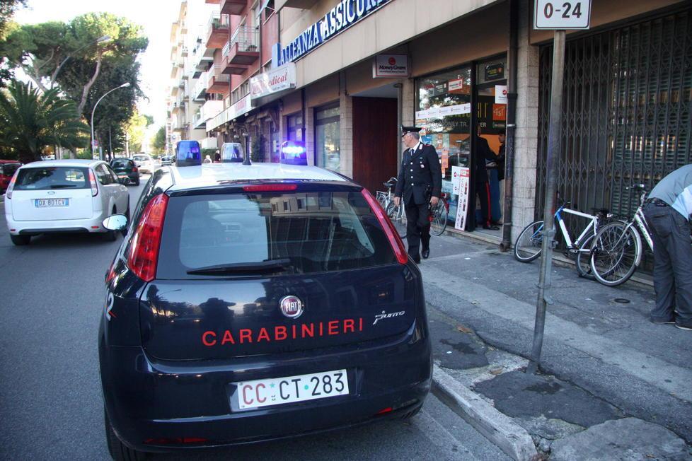 La palpeggia e le strappa la collana, arrestato 