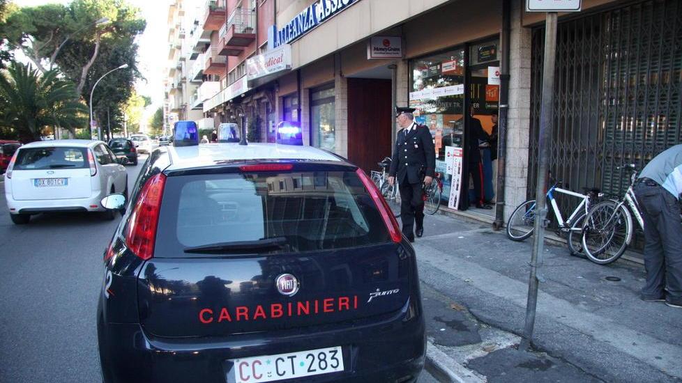 La palpeggia e le strappa la collana, arrestato
