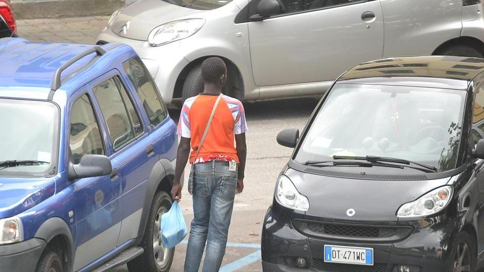 Denunciato e multato per 500 euro un parcheggiatore abusivo