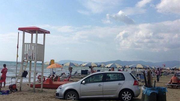 Marina, l'auto posteggiata sulla spiaggia è stata rimossa: è giallo sul proprietario