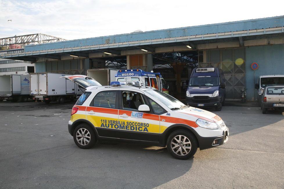 Rissa al mercato ittico tra un pescatore e un commerciante 