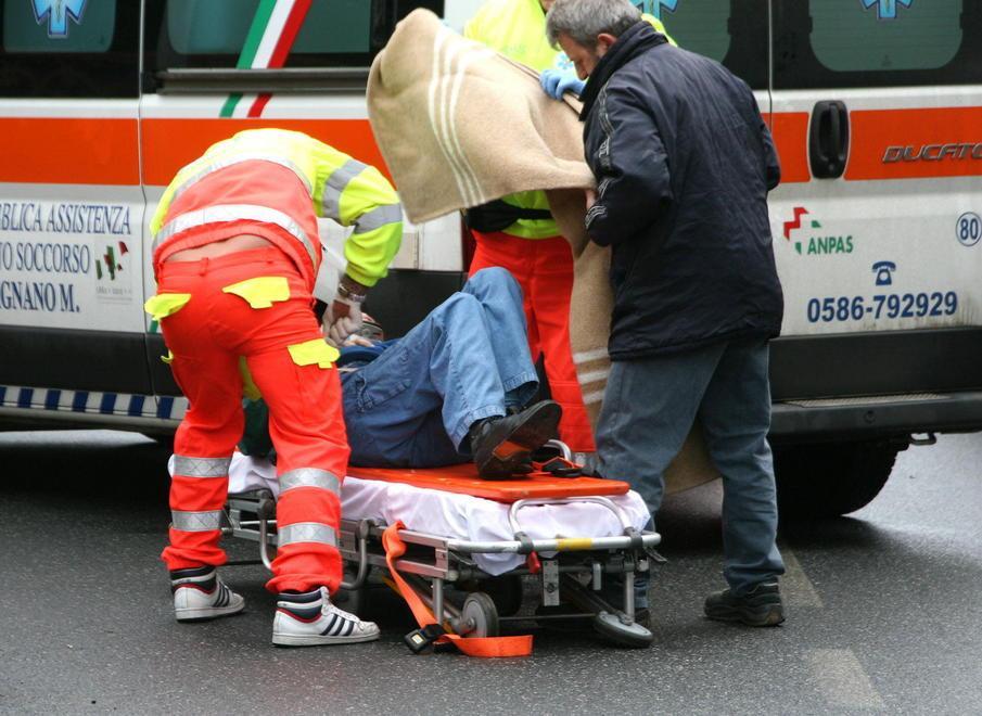 Cade dal tetto, traumi alle vertebre 