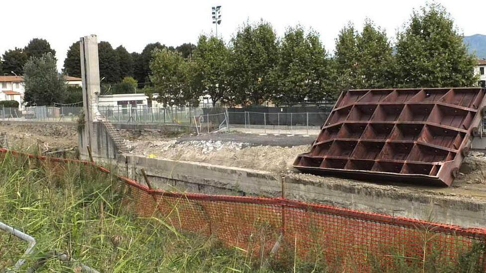 Incile, giù la “ghigliottina”. In corso lo smantellamento