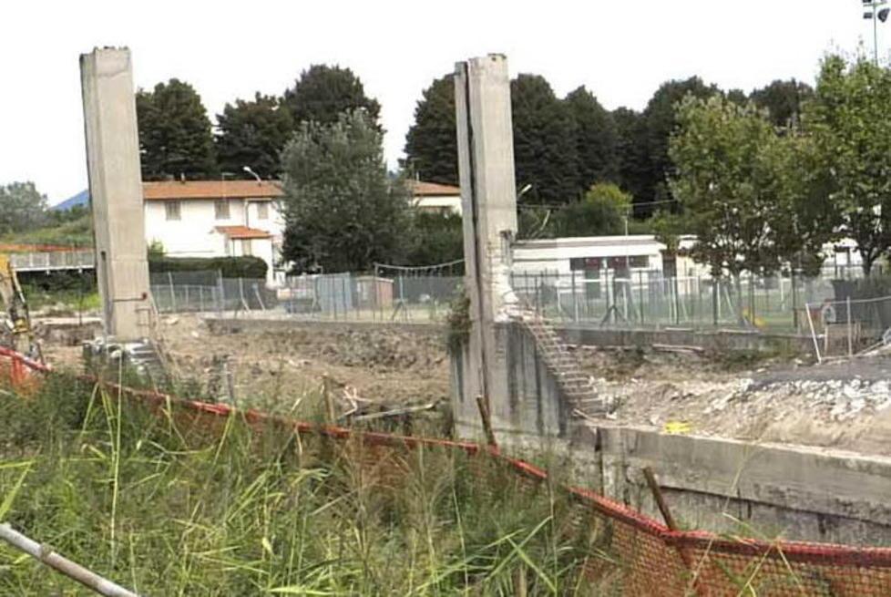 Incile, giù la “ghigliottina” in corso lo smantellamento