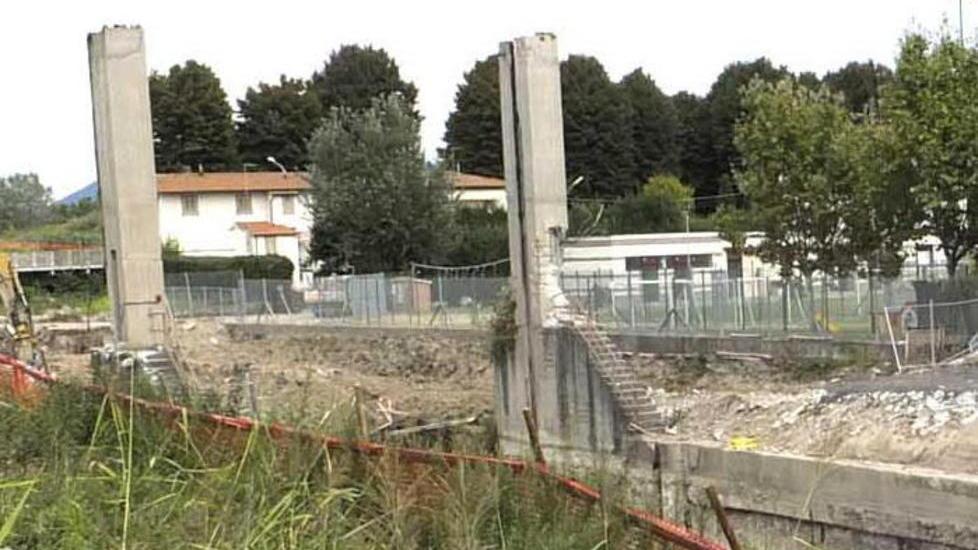 Incile, giù la “ghigliottina” in corso lo smantellamento