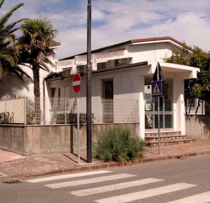 Genitori al lavoro per tinteggiare le aule 