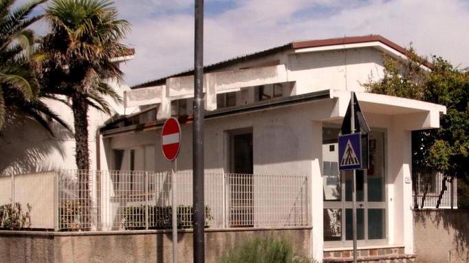 Genitori al lavoro per tinteggiare le aule