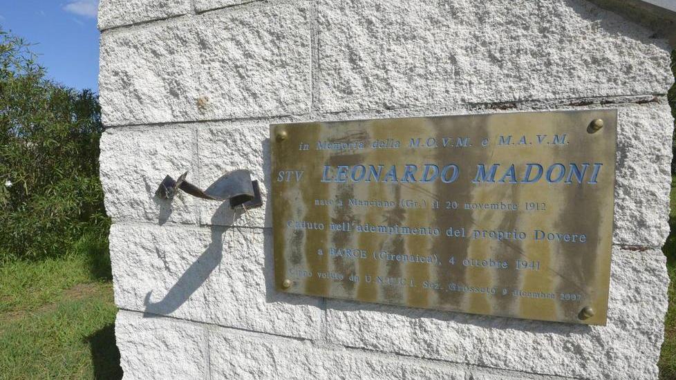 Rubata l’ancora in ghisa del monumento al soldato