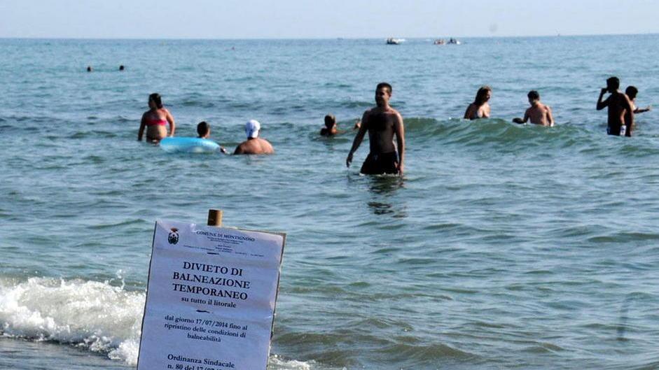 In tanti si tuffano comunque ma rischiano 50 euro di multa