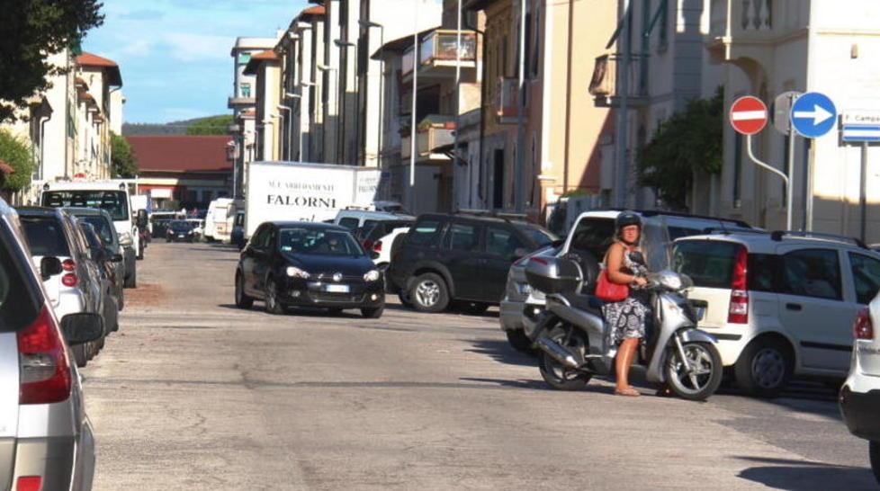 Anarchici della viabilità in via Tripoli 
