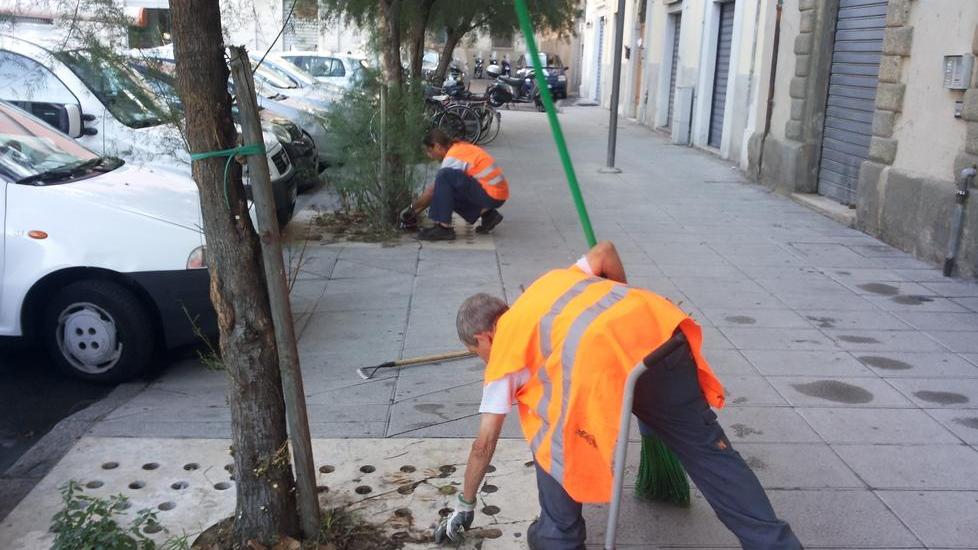 Pulizia straordinaria in piazza Giovine Italia