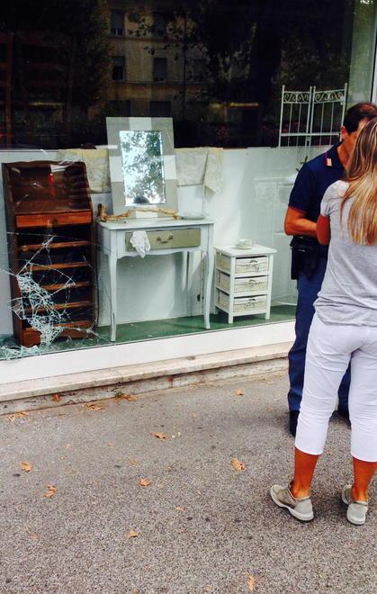 Ladro fugge con la cassa in pieno giorno 