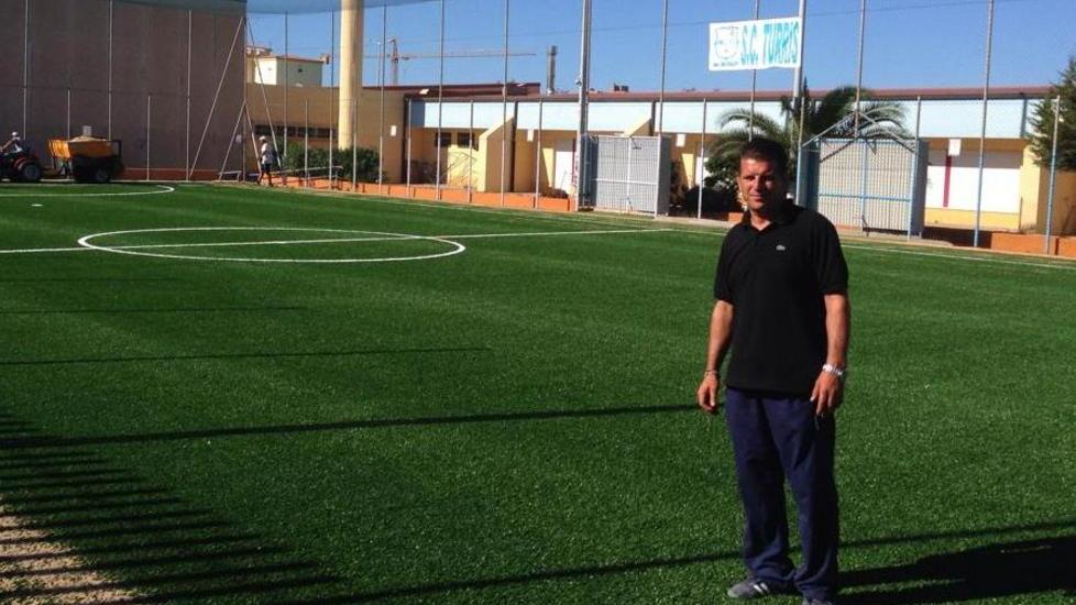 Erba sintetica nel campo della scuola