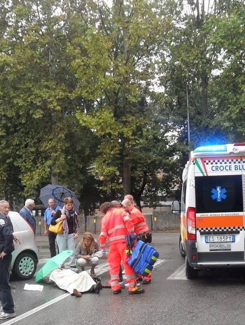 Anziana travolta sulle strisce pedonali