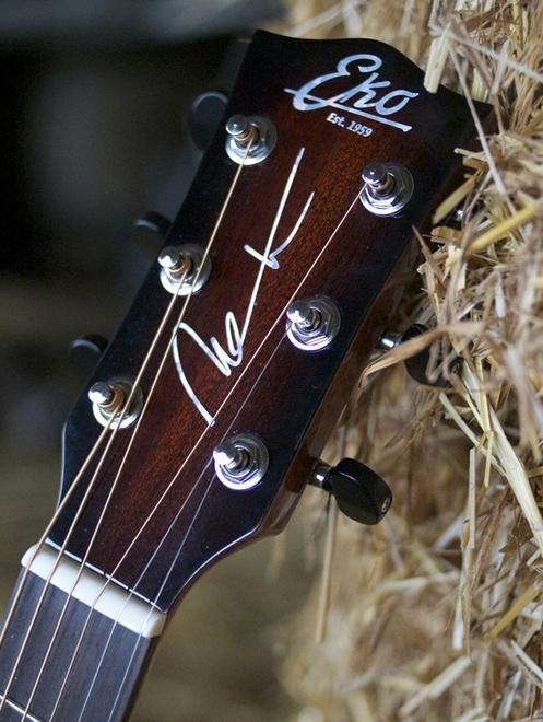 Pronta la chitarra firmata da Nek 