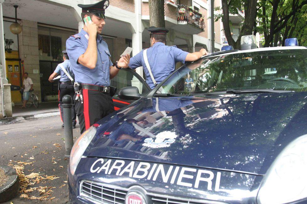 Lite tra vicini, spunta una pistola: denunciato 