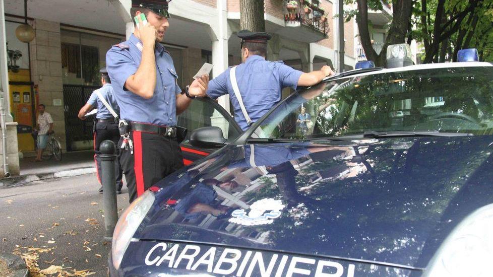 Lite tra vicini, spunta una pistola: denunciato