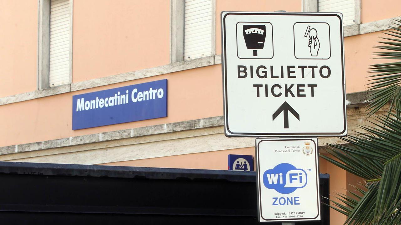 Gli improbabili annunci alla stazione di Montecatini
