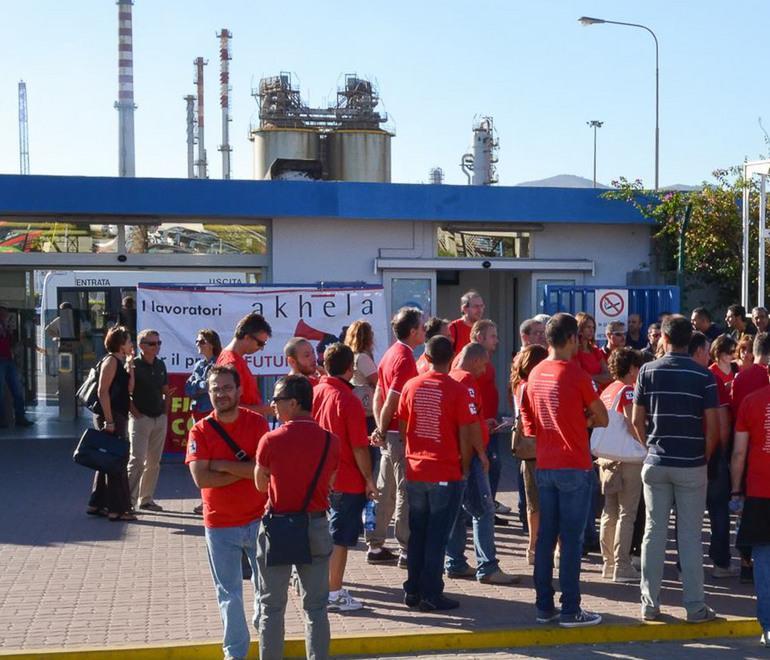 Protesta dipendenti Akhela davanti cancelli Saras 