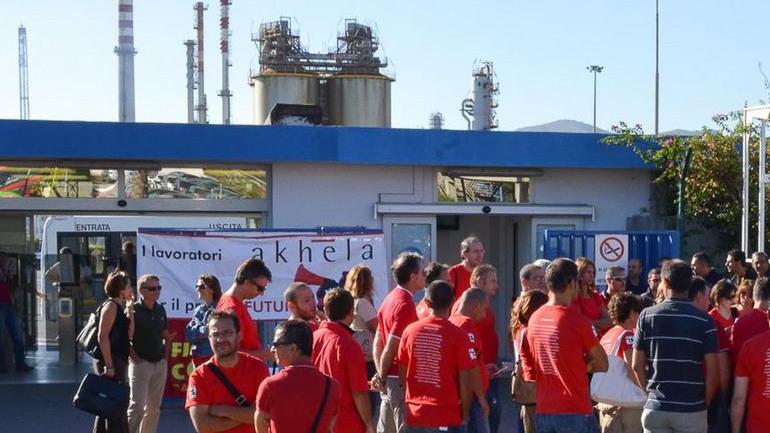 Protesta dipendenti Akhela davanti cancelli Saras