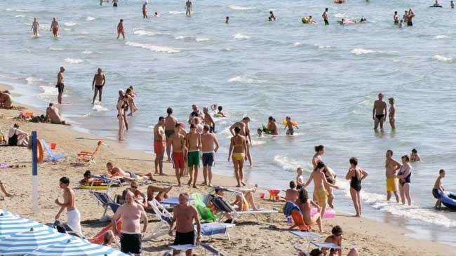Ritirati i divieti, il mare torna libero